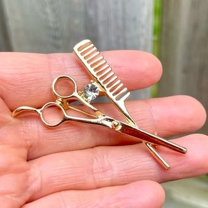 🔥2/$20 Hairdresser Brooch Hair Hair Stylist Brooch Scissors in Comb Pin